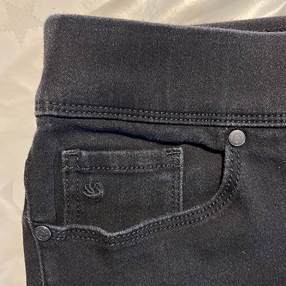 Gloria Vanderbilt All-around Slimming Effect, Avery Pull-on Capri, size 12 Black - Picture 2 of 7